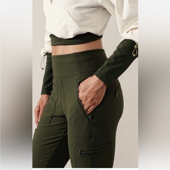 Athleta Headlands Hybrid High-rise
Cargo Leggings - Picture 4 of 10